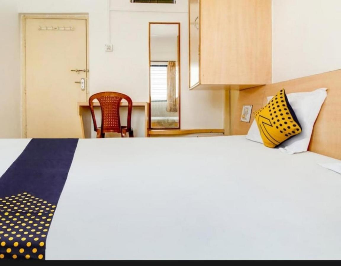 Hotel Rahi Нашик Екстериор снимка