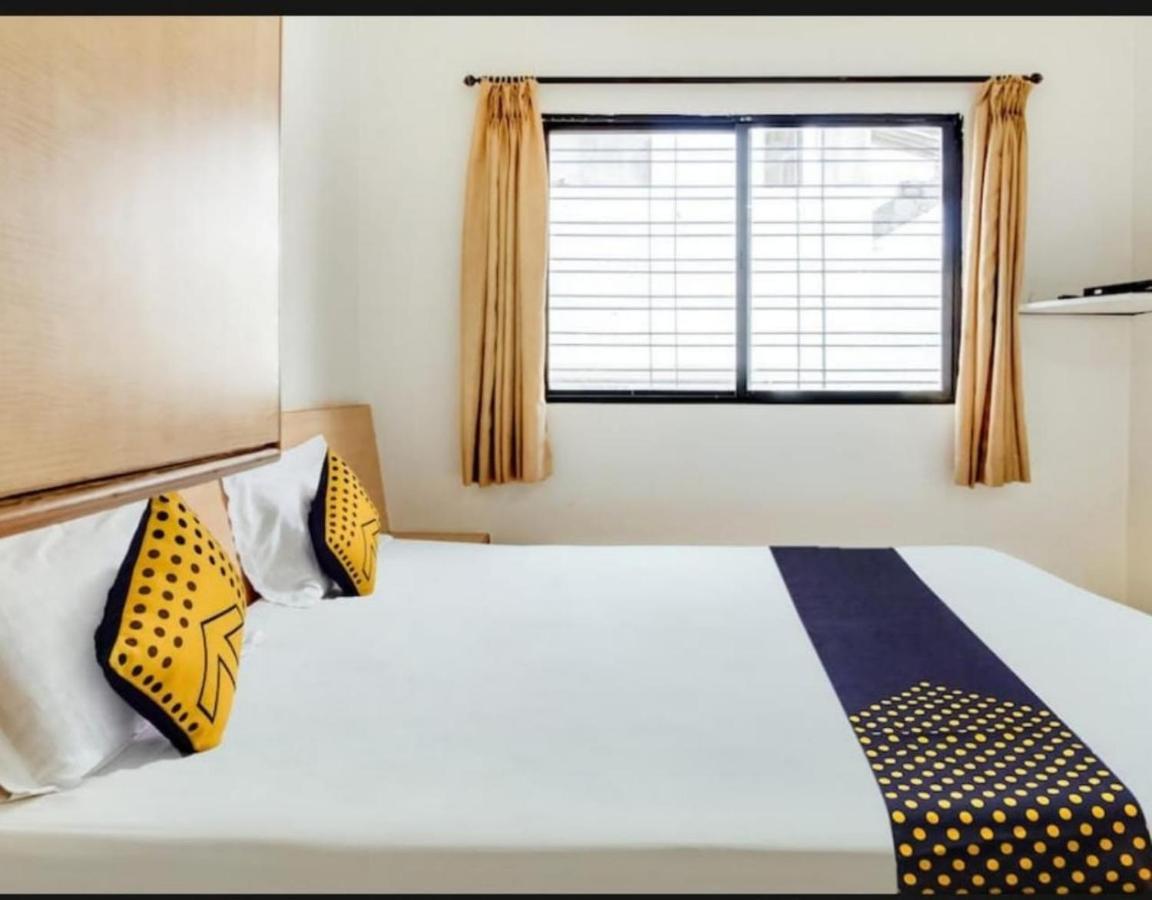 Hotel Rahi Нашик Екстериор снимка