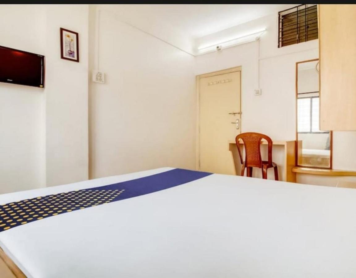 Hotel Rahi Нашик Екстериор снимка
