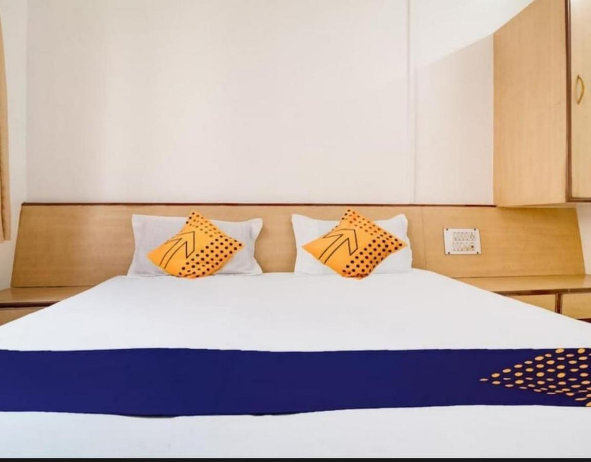 Hotel Rahi Нашик Екстериор снимка