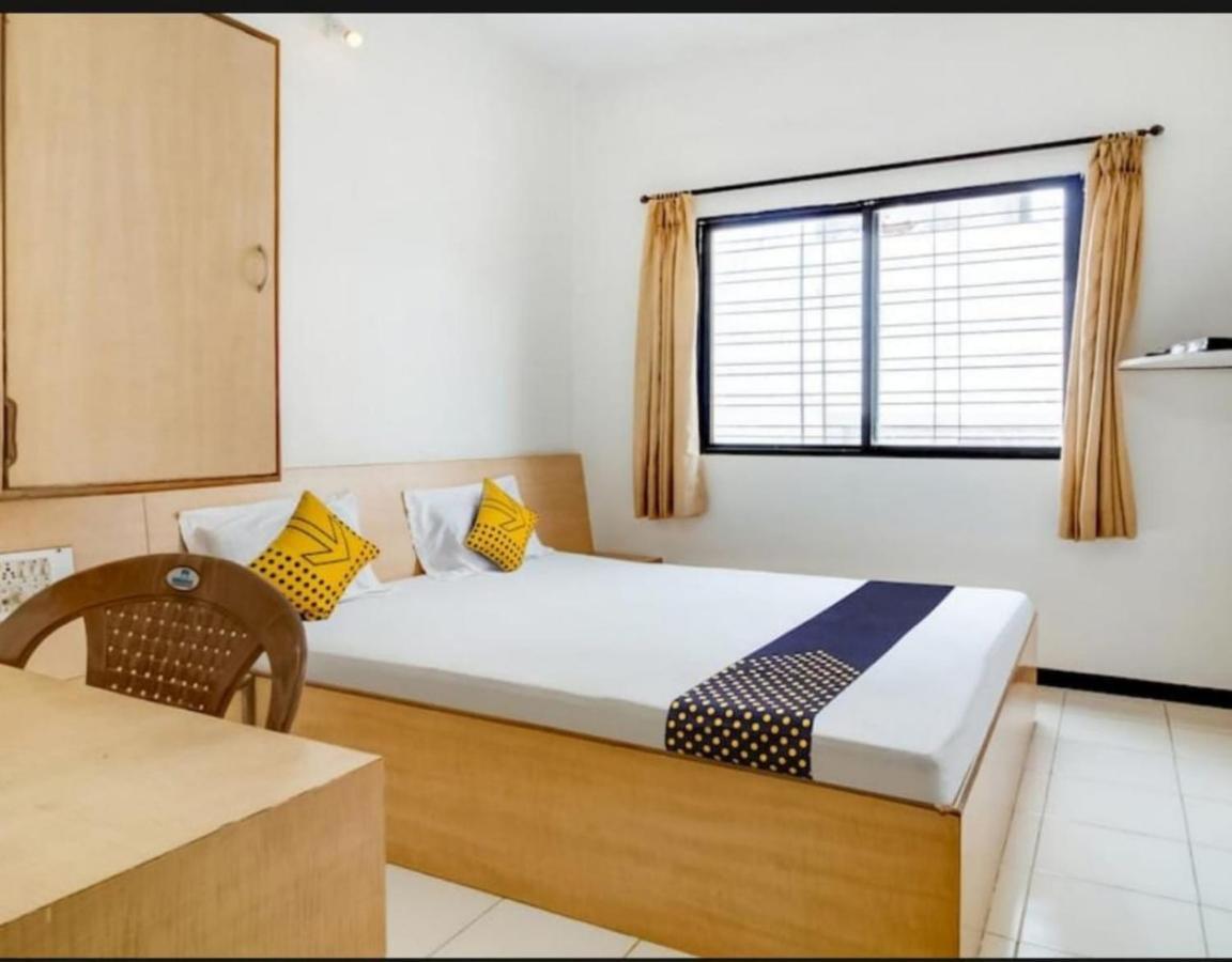 Hotel Rahi Нашик Екстериор снимка