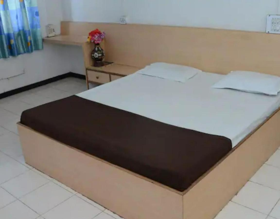 Hotel Rahi Нашик Екстериор снимка