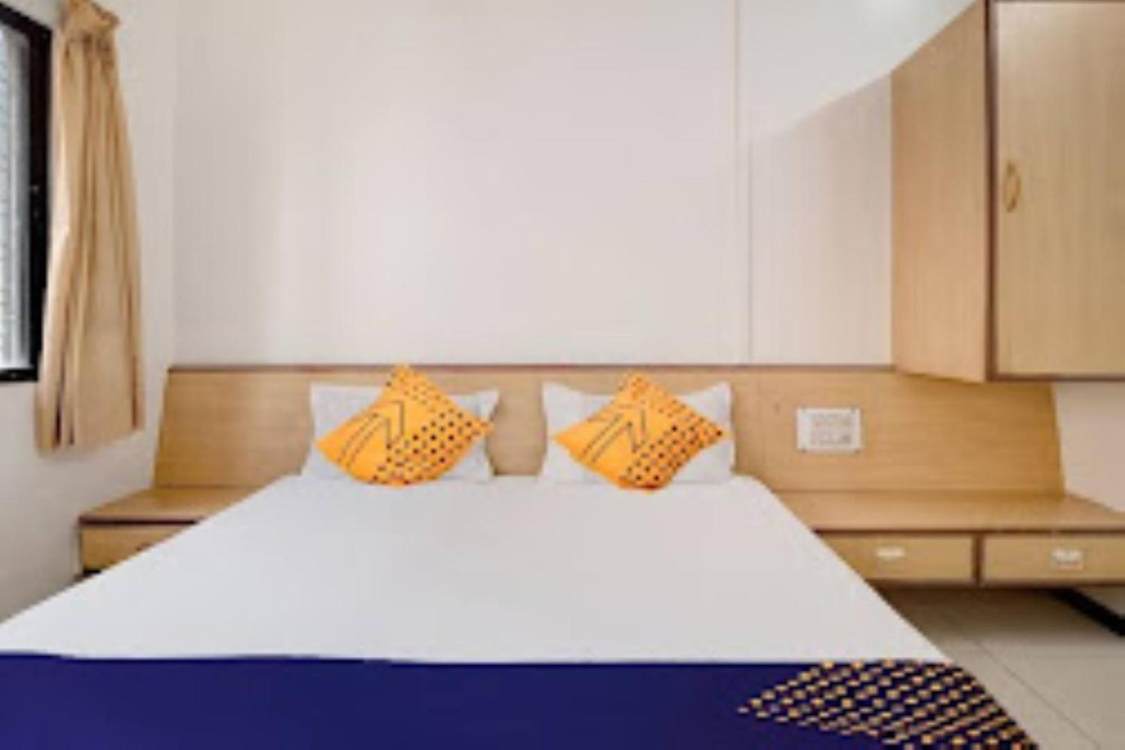 Hotel Rahi Нашик Екстериор снимка