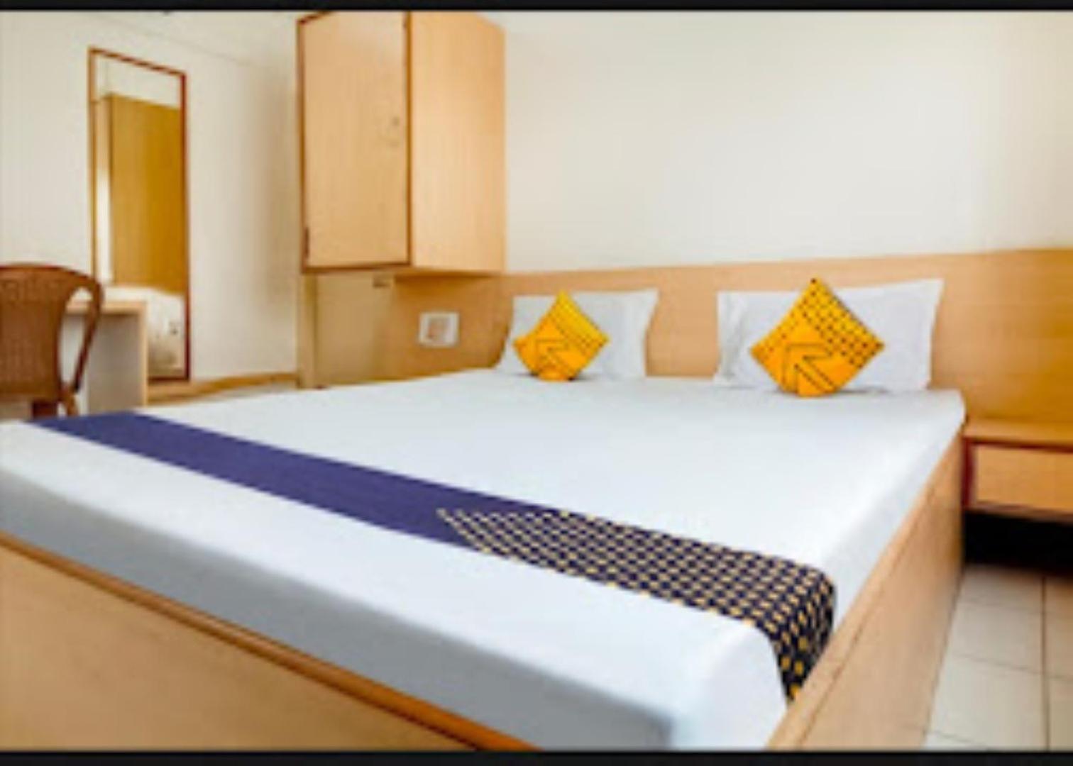 Hotel Rahi Нашик Екстериор снимка