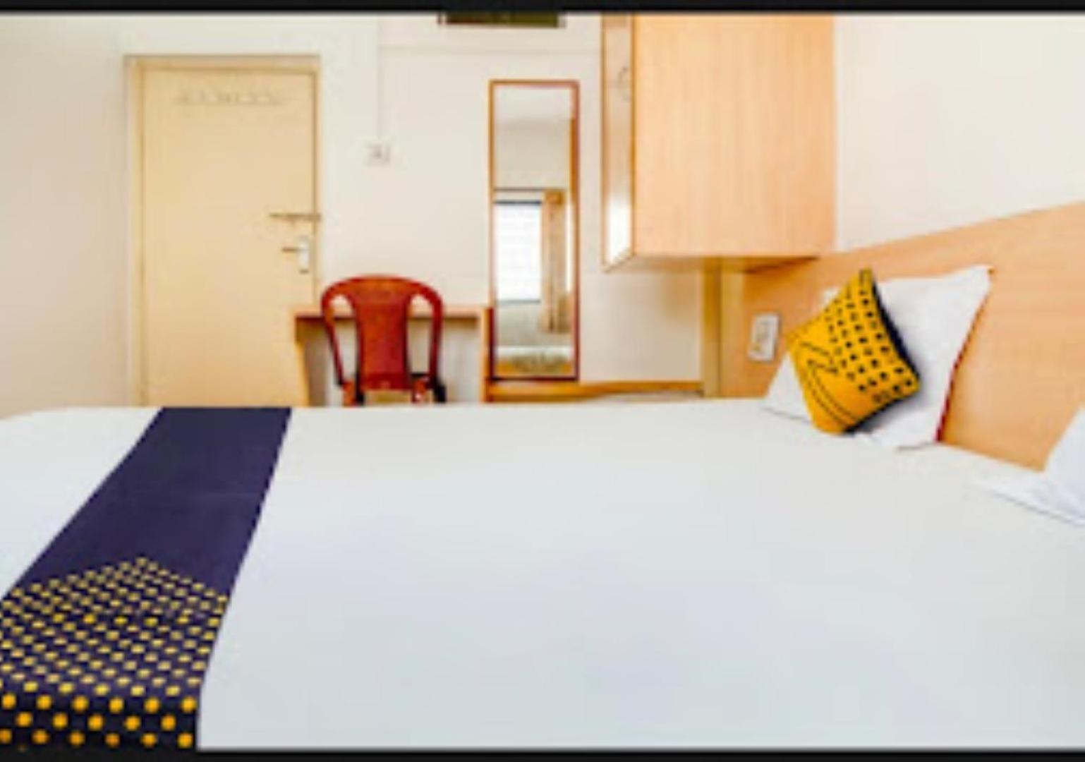 Hotel Rahi Нашик Екстериор снимка
